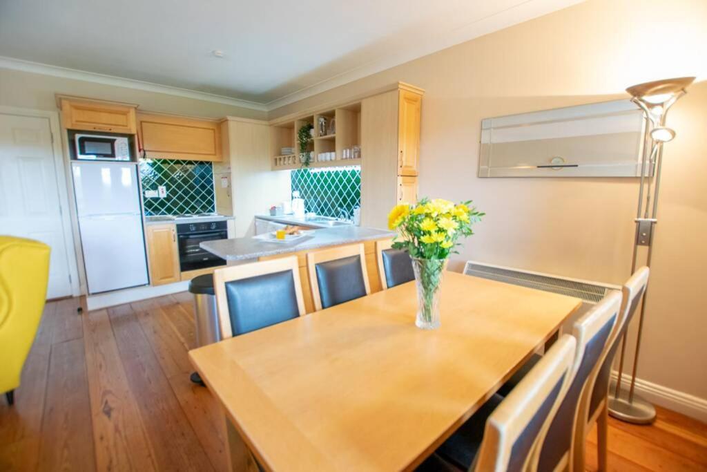 310 - The Carrowbeg At The Harbour Mills By Shortstays Уестпорт Екстериор снимка